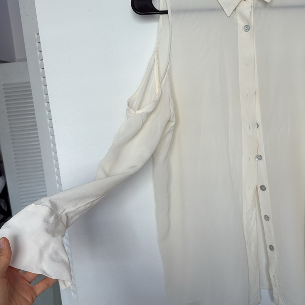 Silk and cashmere 100% silk cold shoulder ivory blouse - Picture 3 of 3